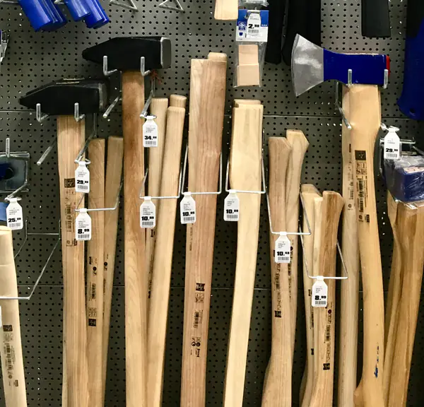 Mazas y un hacha con mango de madera en un expositor