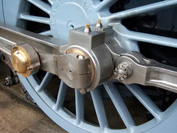 Bielas de una locomotora de vapor junto a la rueda
