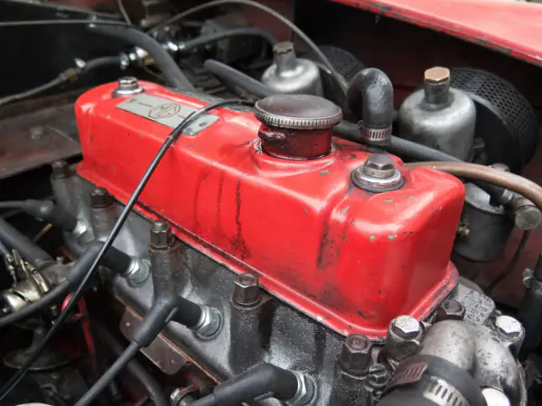 Motor de coche con la tapa de balancines roja