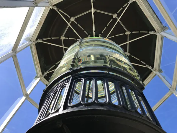 Lente de Fresnel de un faro vista desde abajo, contra el cielo azul